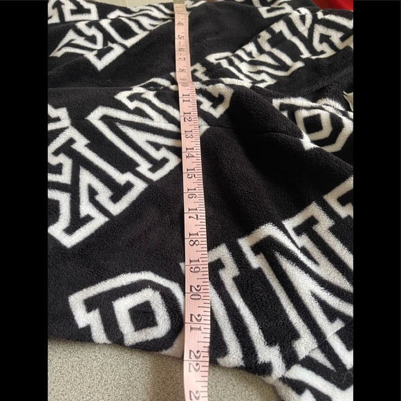 Pink V/S Black & White Plush Robe Size Xs/S - Picture 7 of 10